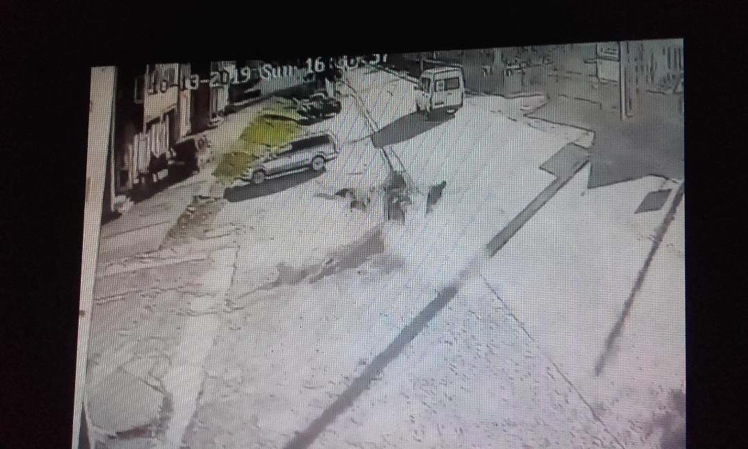 VIDEO: Familie spulberată de un scuterist inconștient. Tatăl, mama și fetița de trei ani au ajuns la spital