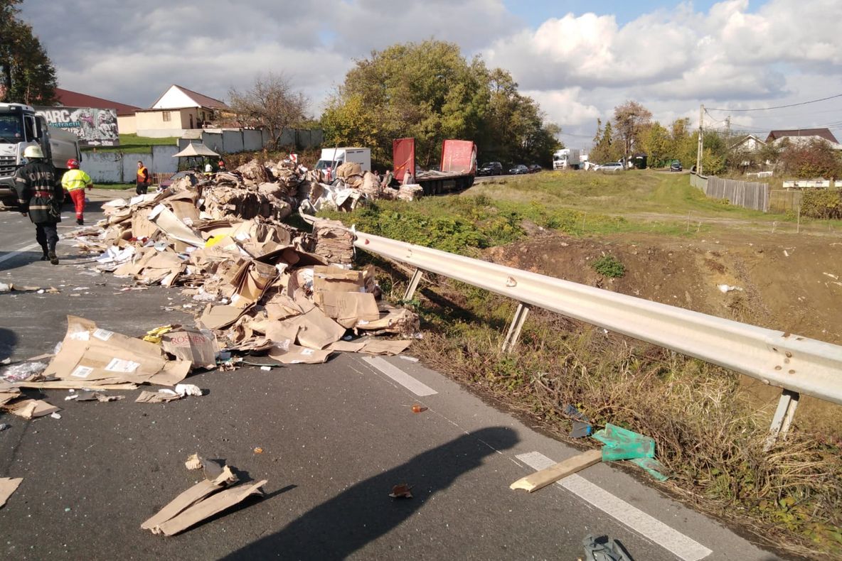 FOTO: Accident cu două TIR-uri pe DN11. Șoferul vinovat era băut și avea permisul ANULAT!