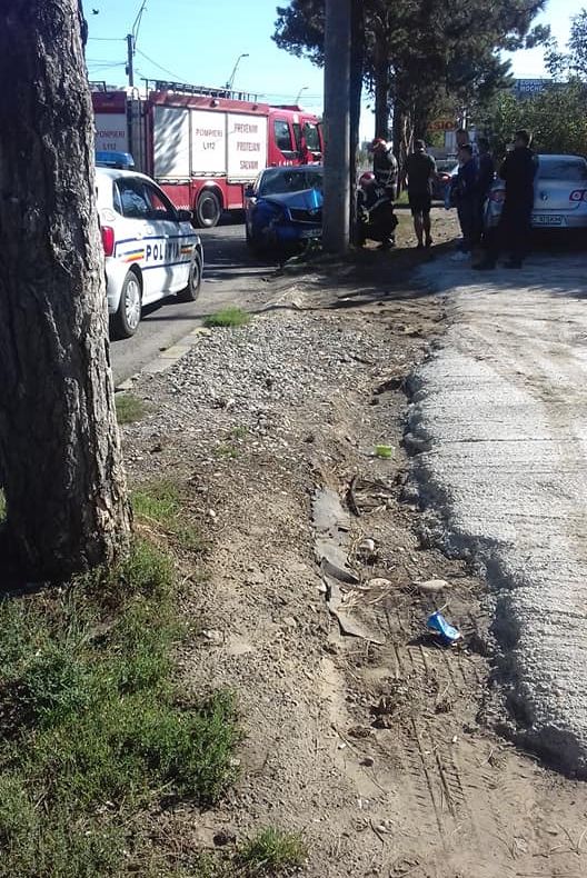 VIDEO: Accident pe Republicii: o mașină s-a înfipt într-un stâlp de beton