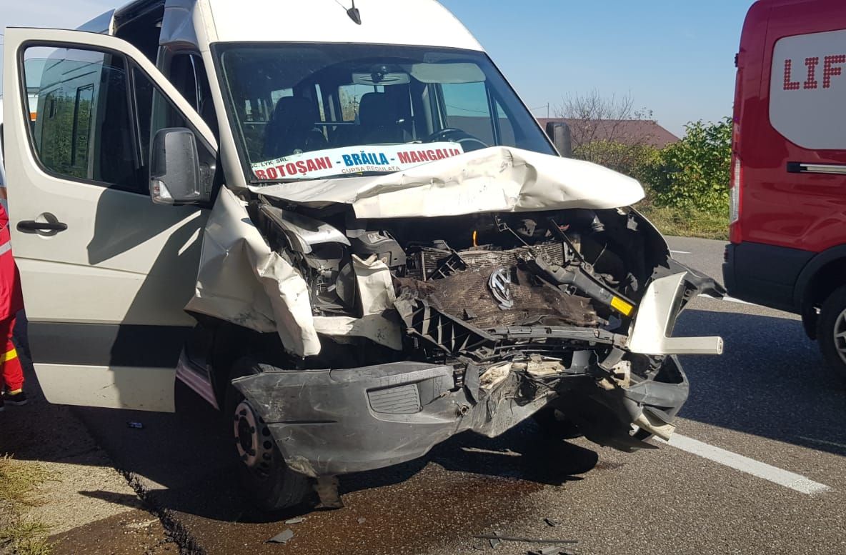 ULTIMA ORĂ - FOTO: Șase răniți în urma impactului dintre un microbuz și un autoturism, pe DN2 E85 în județul Bacău