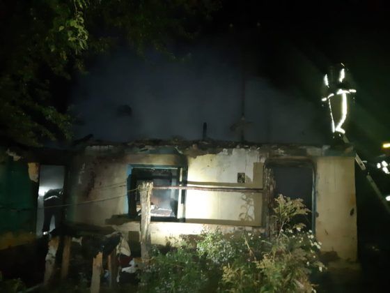 Pârjol la Comănești și Moinești. Un bărbat și-a incendiat locuința, apoi a dat foc și casei socrilor, plecați în Anglia