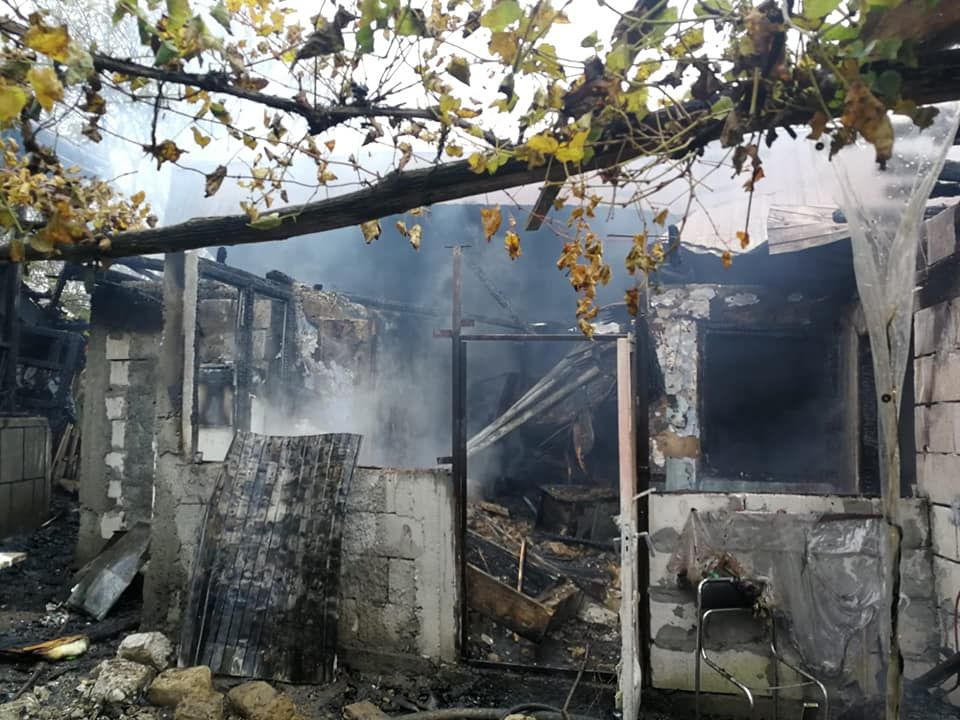 FOTO: Focul a făcut prăpăd! Apel pentru ajutorarea unor oameni sărmani din Mărgineni, cărora focul le-a mistuit locuința