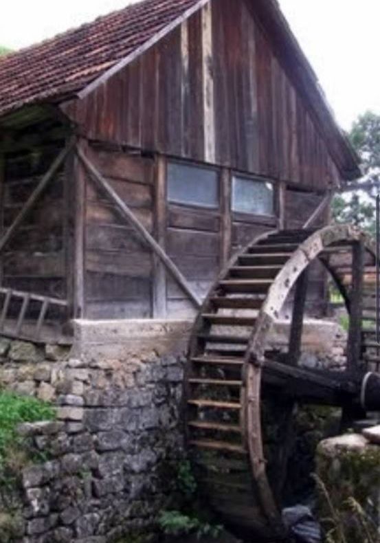 FOTO: O moară veche de peste un secol, monument istoric, a fost cumpărată de Primăria Dărmănești
