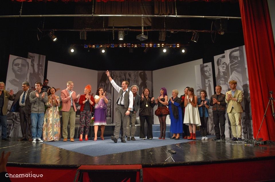 FOTO:”Viața e în direct doar aici”- duminică, în PREMIERĂ, la Teatrul Municipal Bacovia. Autorul, Radu Herjeu, mulți ani la „Antene”, acum la CNA, vorbește despre manipulările din televiziune