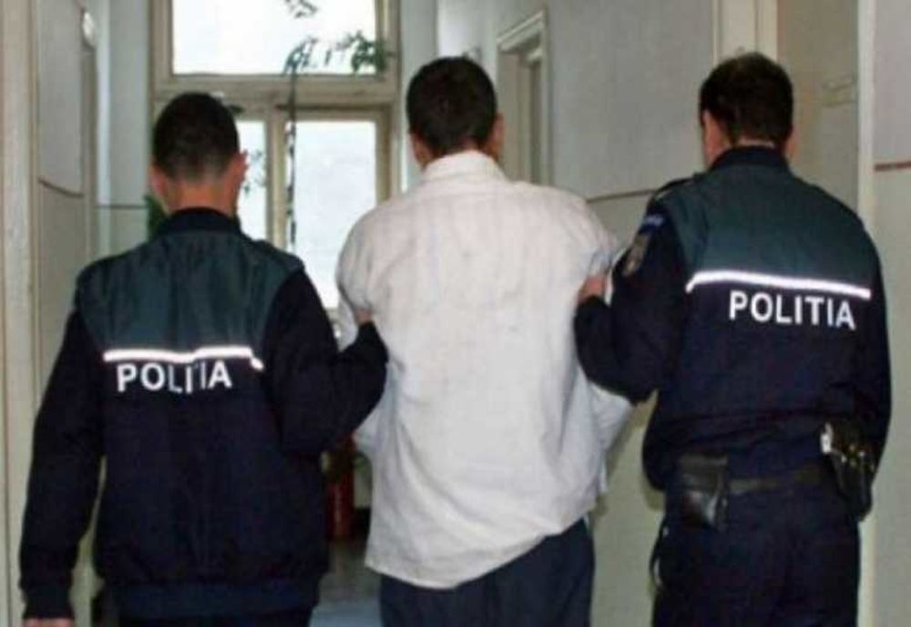 Prins în timp ce fura subansamble din curtea unei firme, ca să le vândă la fier vechi