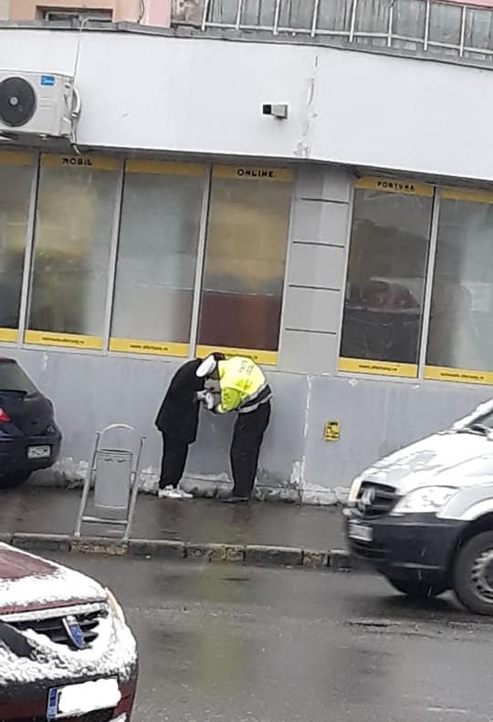 FOTO: Gestul deosebit al unui polițist local din Bacău: i-a oferit propriile mănuși unui om al străzii, care era înfrigurat