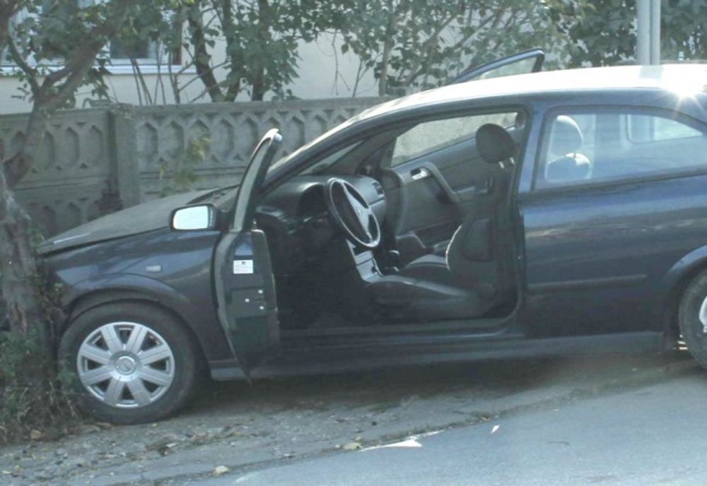 Un șofer din Moinești s-a oprit cu mașina în gard, din cauza vitezei