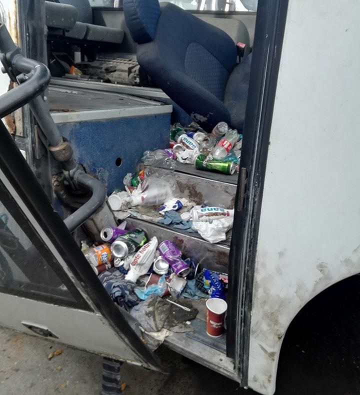 GALERIE FOTO: DEZASTRU în Autogara Onești. Epavele autobuzelor au ajuns depozite de gunoaie și adăpost pentru oamenii străzii