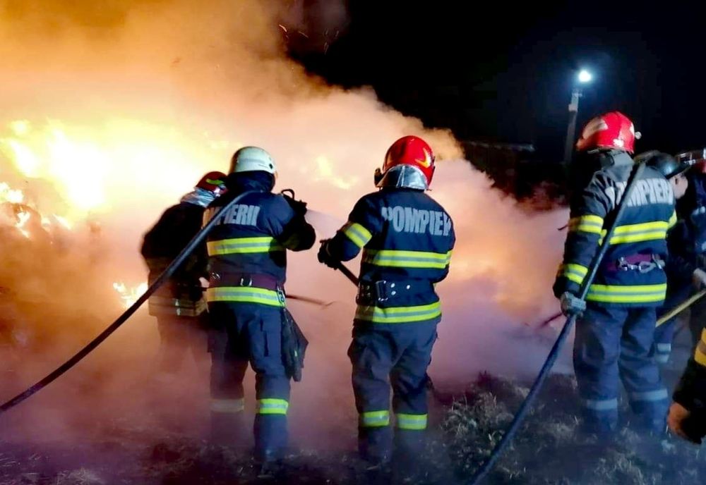 Trei gospodării mistuite de flăcări luni seara in lolalitatea Balcani