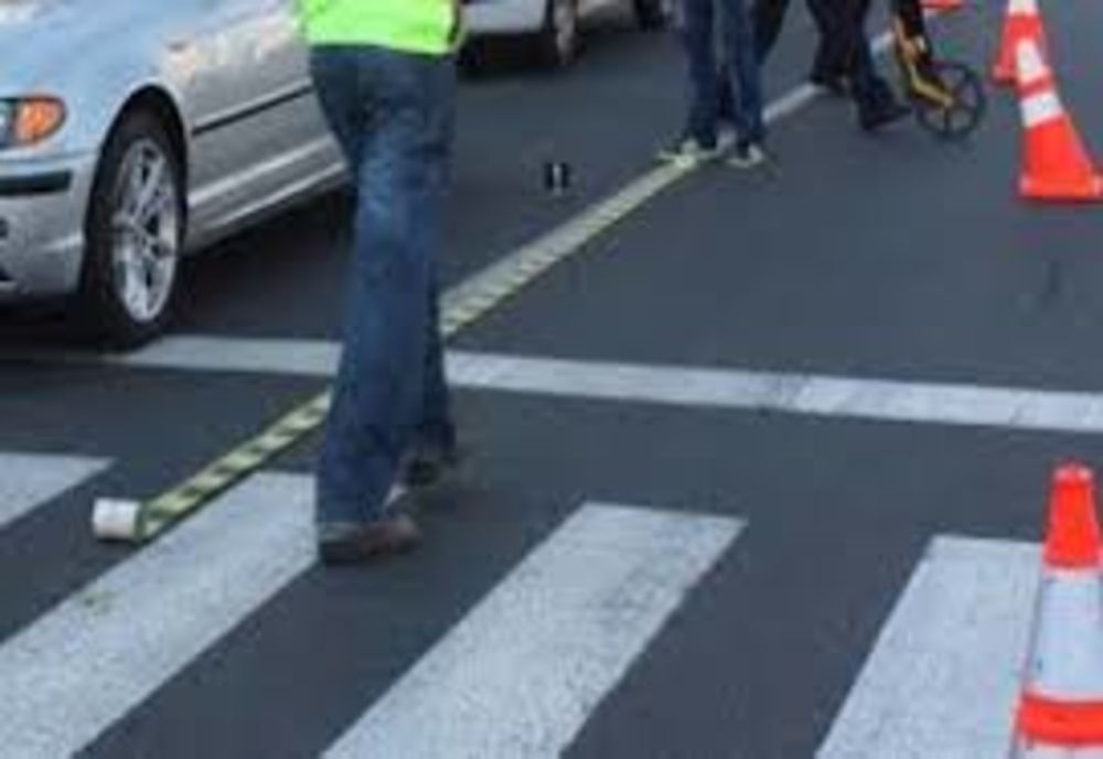 Bătrân lovit pe trecerea de pietoni de un autoturism