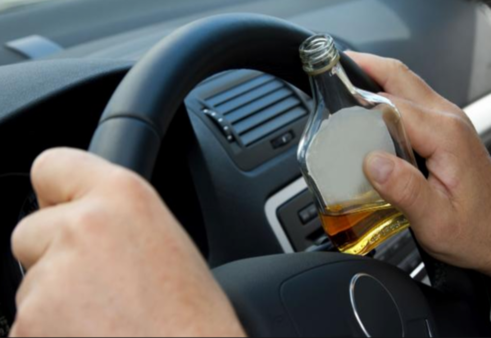 S-a urcat la volan băut și fără permis. Acum are dosar penal