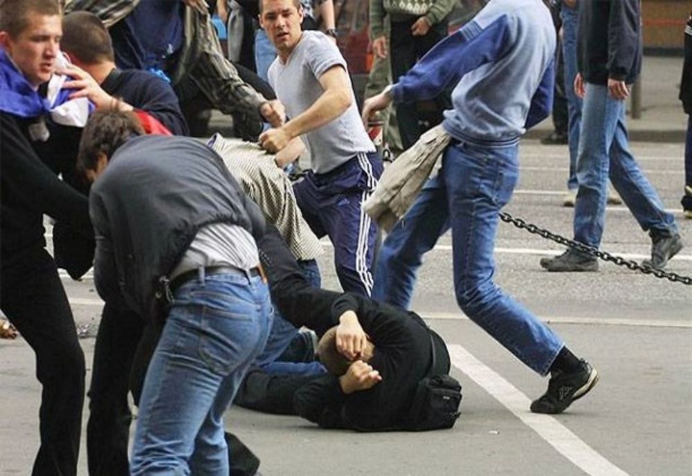 Bătaie pe o stradă din Bacău! De la ce a pornit totul
