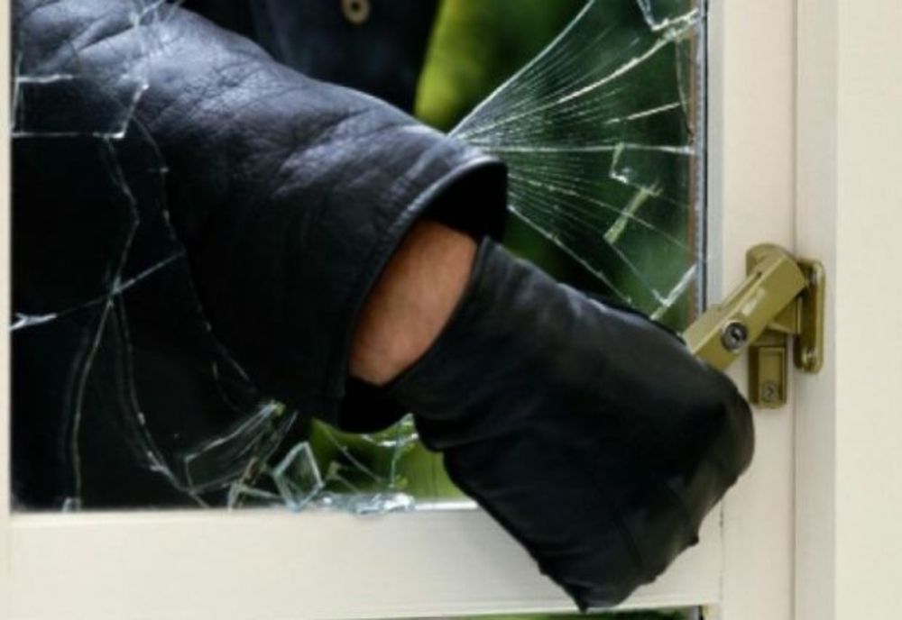 Atenție la furturile din locuință! Un bărbat din Moinești a rămas fără laptop