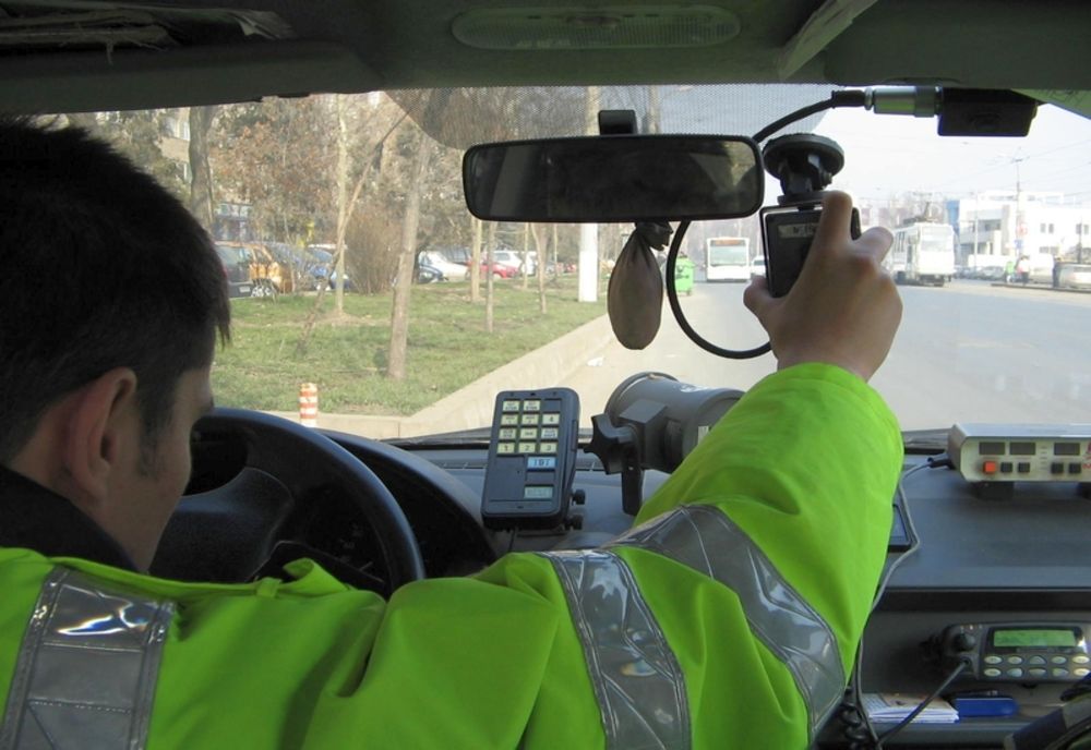 113 persoane sancţionate şi 24 de permise reţinute de poliţişti pentru depăşirea vitezei