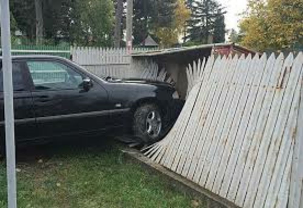 Beat și fără permis s-a oprit cu mașina în gard