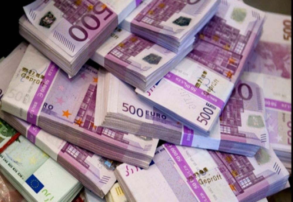 Amenzi de până la 50.000 de lei pentru cei care nu declară numerar de peste 10.000 de euro în vamă