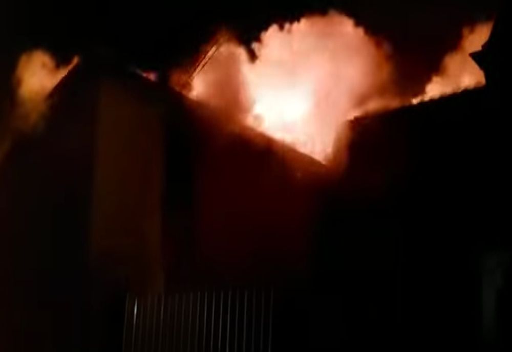Incendiu puternic în Dărmănești! Un adolescent a suferit arsuri de gradul II