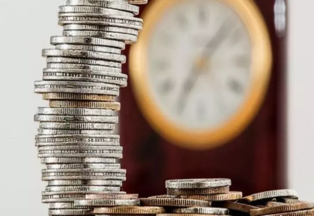 Vin vremuri grele: 8 din 10 români au început să pună bani deoparte pentru „zile negre”