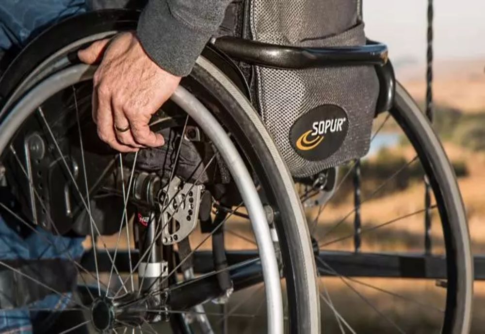 Strigătul disperat al unui pensionar din Bacău aflat în scaun cu rotile: N-am cum să mă descurc. Să mărească pensia!