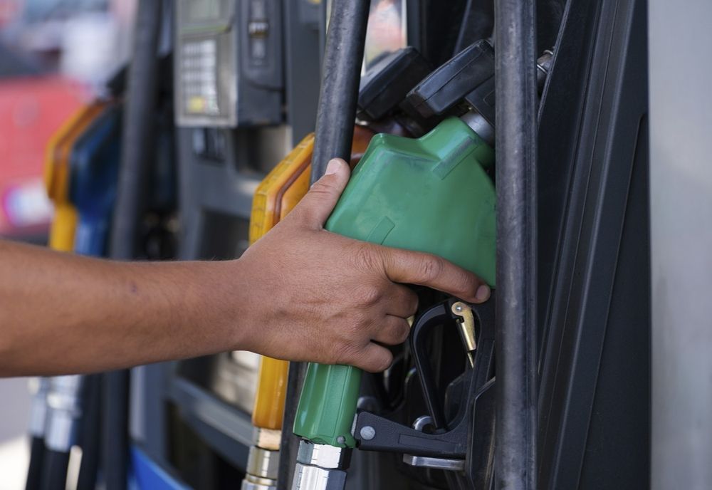 Compensarea cu 50 de bani pe litru de carburant s-ar putea prelungi și anul viitor - Anunțul ministrului Virgil Popescu