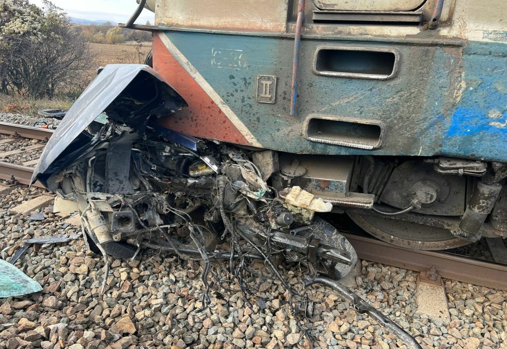 O persoană a murit după ce un autoturism a fost lovit de un tren în comuna Sascut