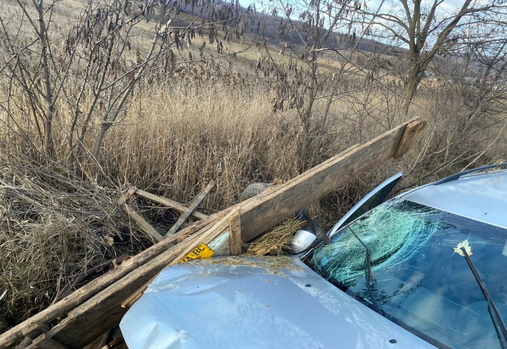 Impact între un autoturism și o căruță! Șase victime