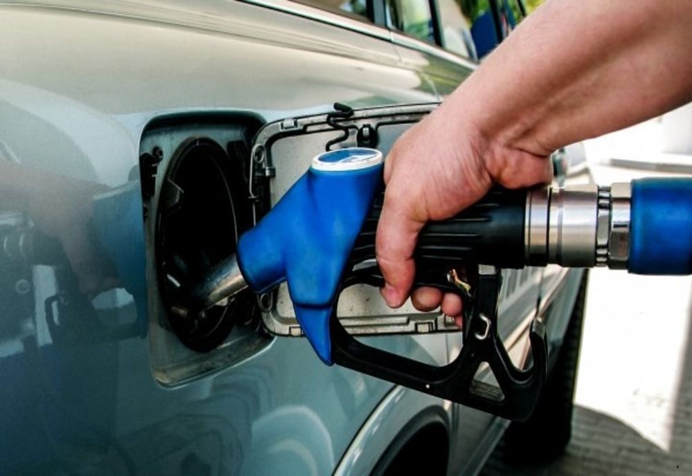 Cu cât s-au scumpit benzina și motorina după Revelion. S-a renunțat și la reducerea de 50 de bani