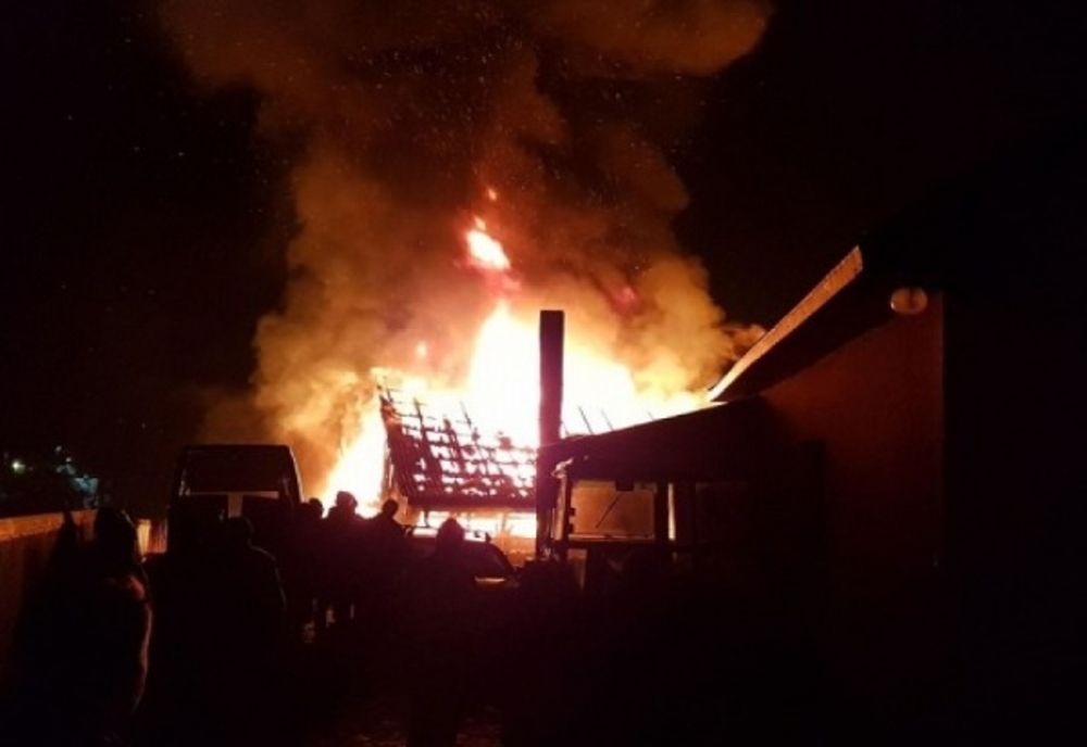 Patru ore de luptă cu flăcările pentru pompierii băcăuani