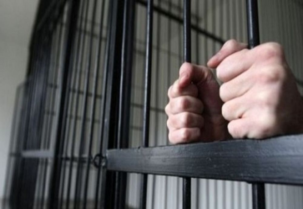 Hoț strâns de pe străzile din Comănești și dus la penitenciar