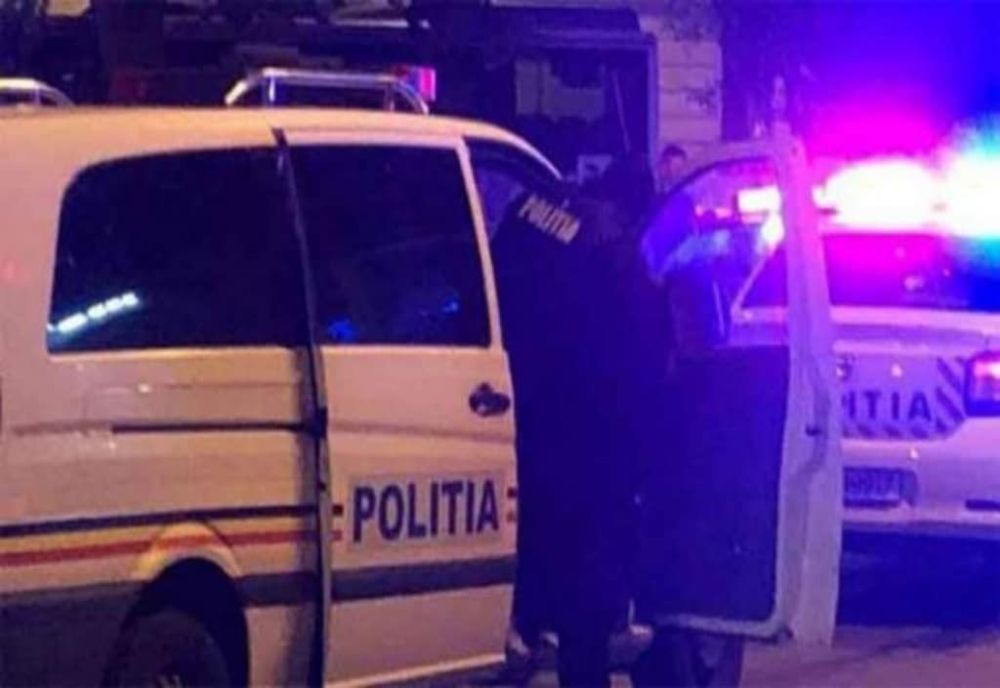Un bărbat care stătea la o masă a unei terase, luat la bătaie de trei indivizi