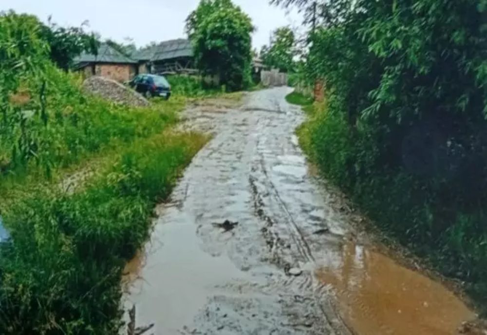 Un român a câstigat în instanță dreptul de a avea un drum reabilitat. Pe stradă nu se făcuse nicio lucrare de 40 de ani!