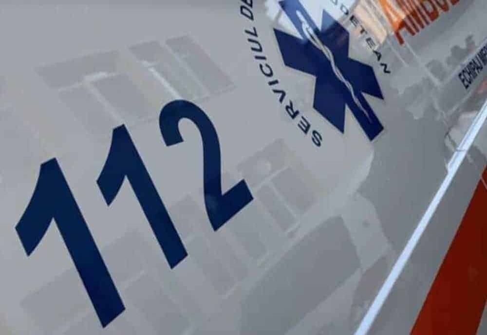S-a îmbătat și a plecat cu mopedul la plimbare. A ajuns la spital după ce s-a oprit într-un gard