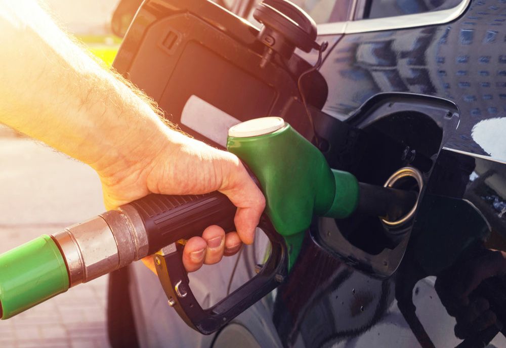 Ieftiniri masive ale carburanţilor. Motorina, mai ieftină decât benzina pentru prima dată în ultimii ani
