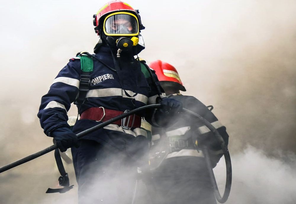 Casă dintrusă de incendiu în Bacău