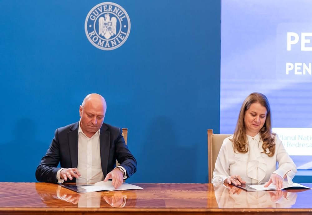 Fonduri prin PNRR, pentru modernizarea a 80 de săli de clasă din Bacău. Valentin Ivancea a semnat contractul la Palatul Victoria