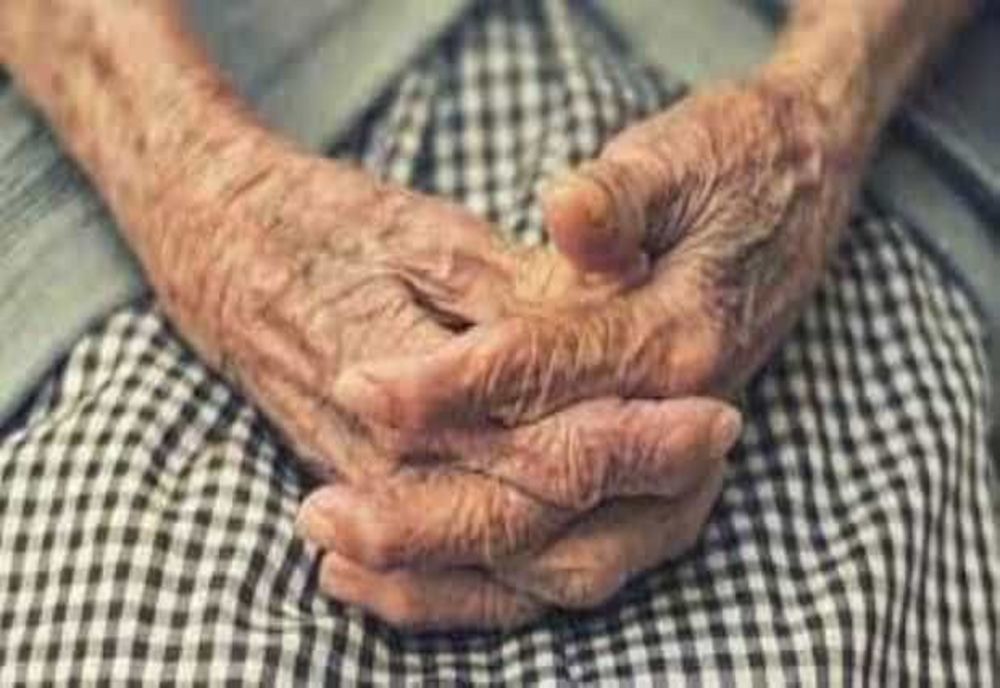 ESCROCHERIE LA PETRILA: BĂTRÂNĂ DE 70 DE ANI LĂSATĂ FĂRĂ 36.000 DE LEI DE TINERI CARE S-AU DAT DREPT MESERIAȘI
