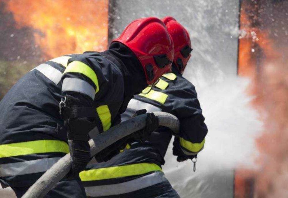 Panicã într-un bloc din Bacău. Locatarii evacuați după izbucnirea unui incendiu