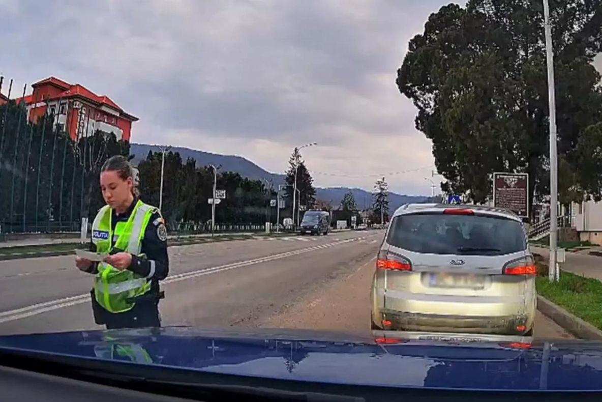 Schimb de replici cu scântei între un șofer și o polițistă de la Rutieră