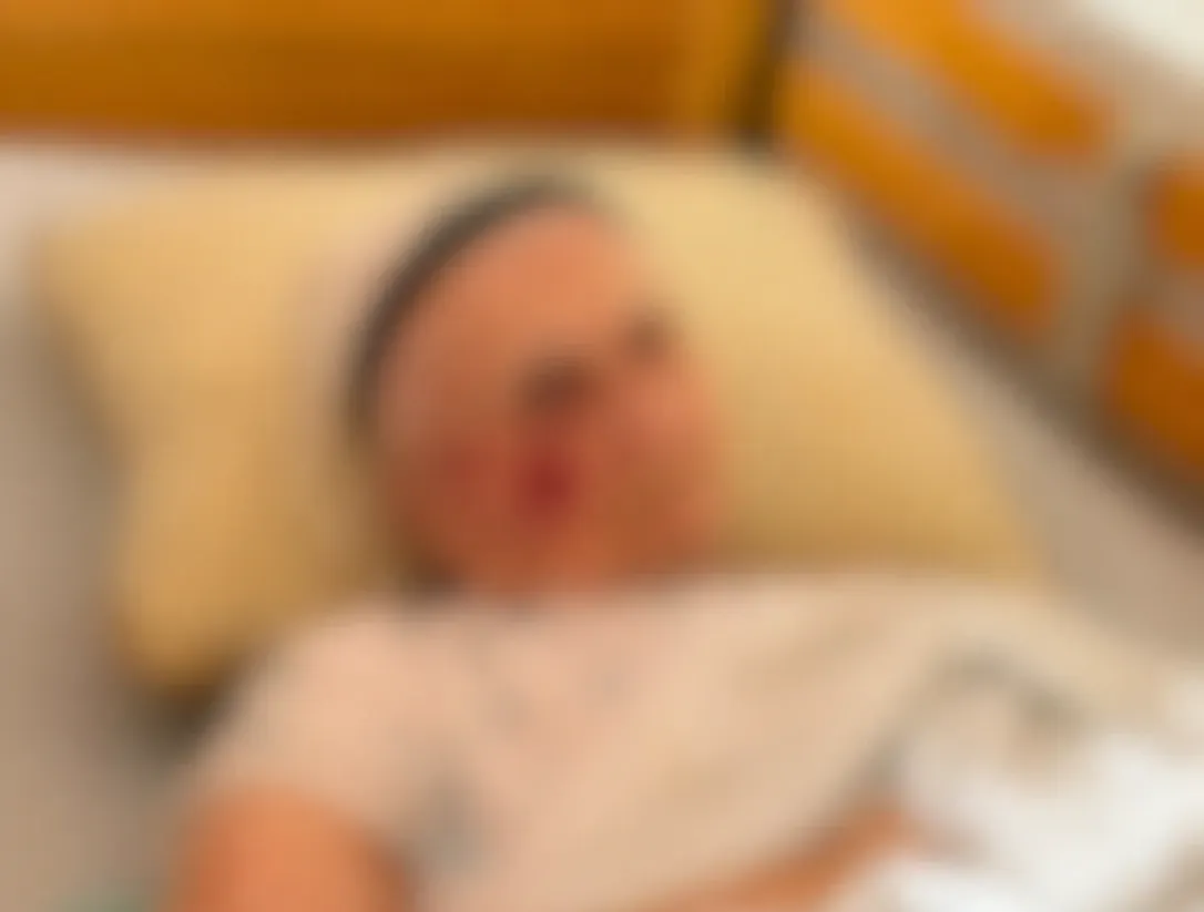 Bătrânii exploatați ani la rând, transportați acum la spital. Rețeaua nemiloasă din fieful lui Bolojan, vizată de descinderi