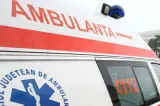 Accident la o trecere de pietoni din Timișoara! O adolescentă de 17 ani a ajuns la spital după ce motocicleta a căzut peste ea