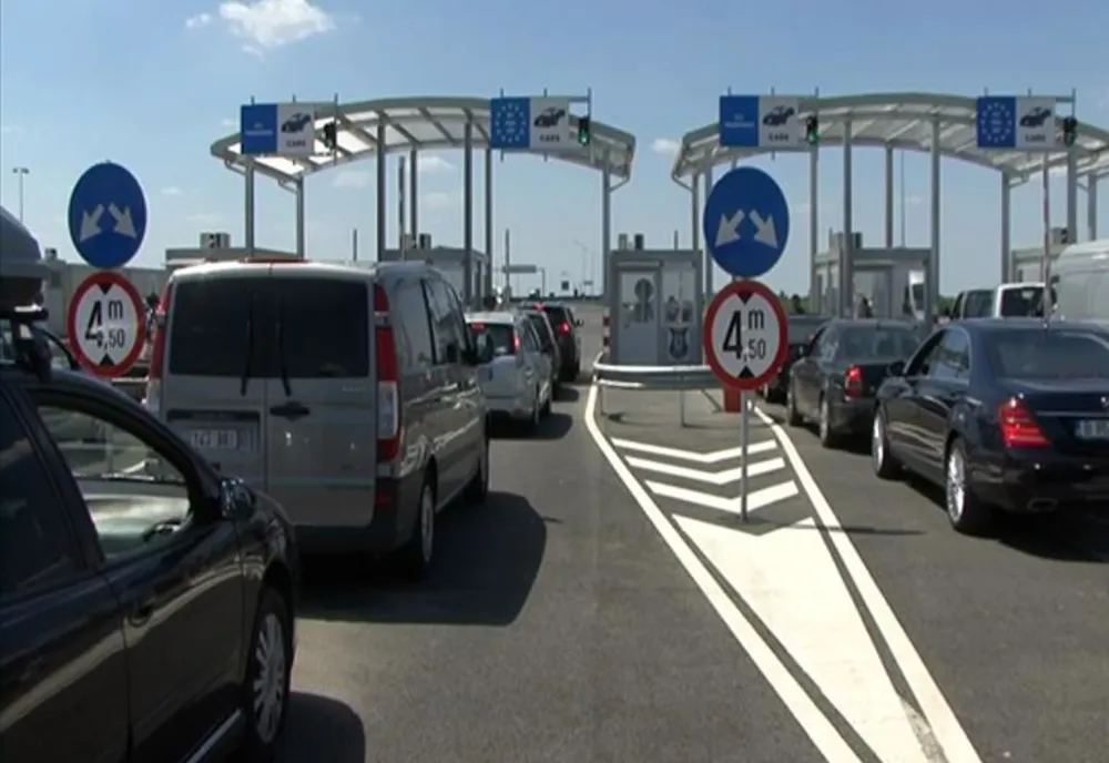 Băcăuancă prinsă la vamă în timp ce încerca să-și scoată din țară fiica minoră, cu acte false