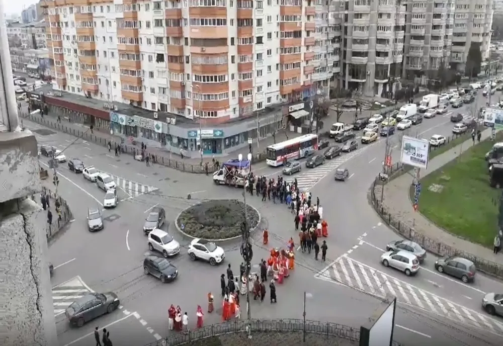 VIDEO: O înmormântare cu lăutari a dat peste cap traficul din Bacău