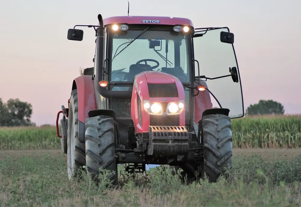 A făcut accident cu mașina furată și apoi a furat un tractor să scoată din șanț autoturismul avariat