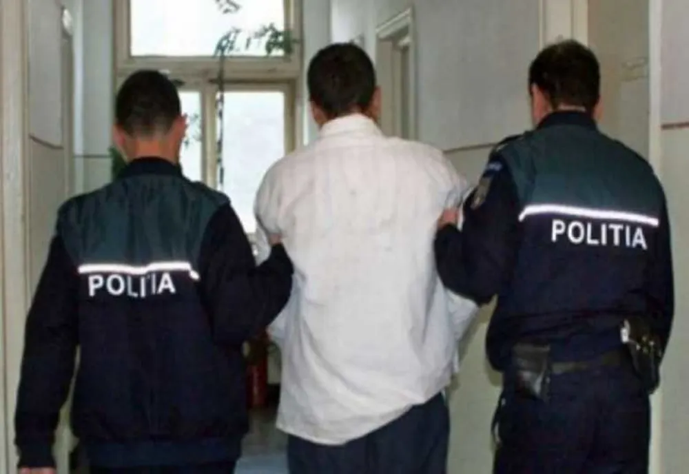 Prins în timp ce fura subansamble din curtea unei firme, ca să le vândă la fier vechi