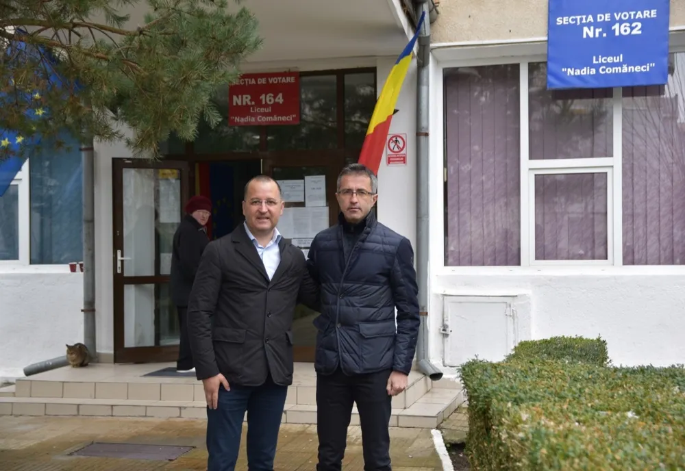 Politicieni la vot: europarlamentarul Dragoș Benea a votat la Onești