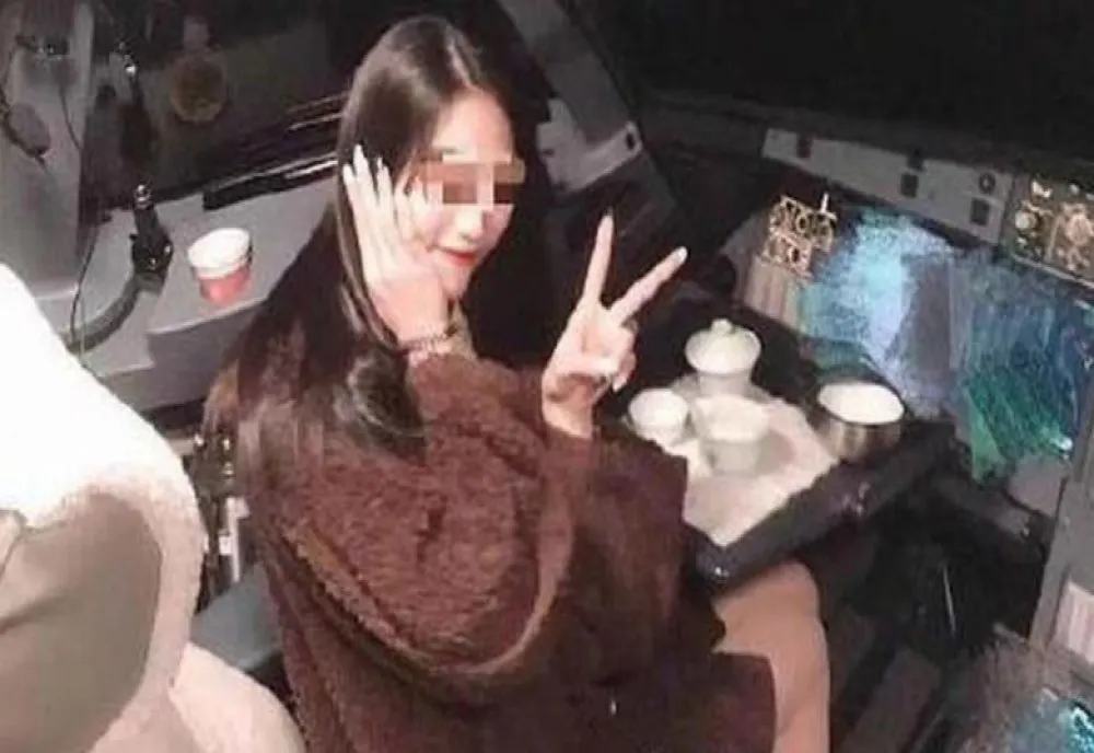  Unui pilot i-a fost interzis să mai urce la manșa avionului, după ce o fotografie a unei pasagere a devenit virală 