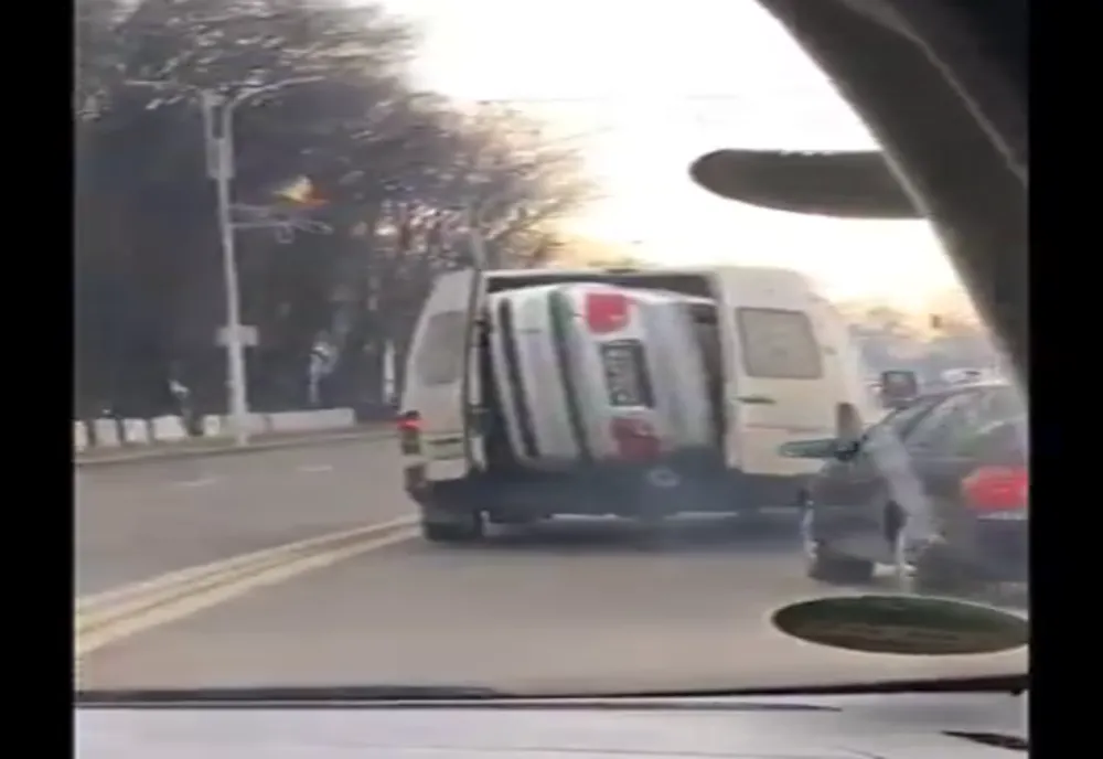 BMW transportat într-o dubă pe străzile din Rădăuți VIDEO