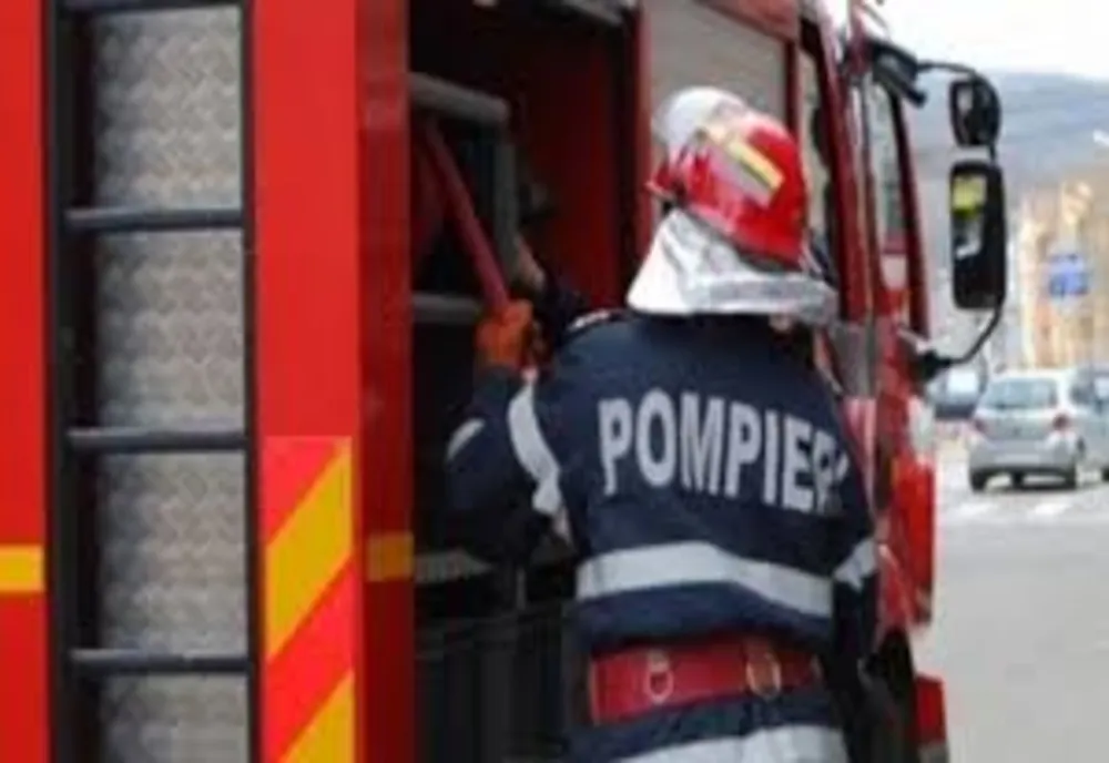 Incendiu într-un apartament din Comăneşti. 13 persoane au fost evacuate