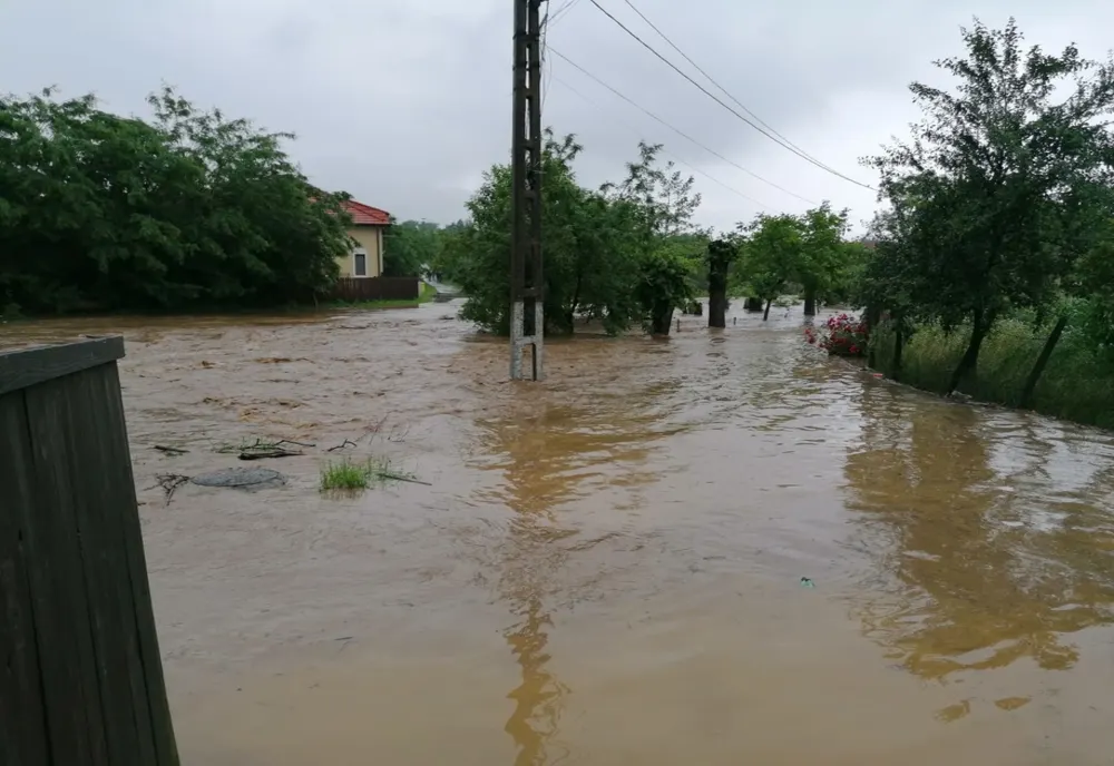 Viiturile și furtunile de COD ROȘU continuă să facă prăpăd în țară