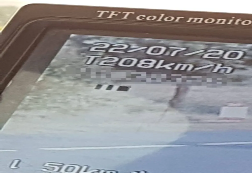Viteză record pe un drum din Bacău. Șoferul grăbit e acum pieton